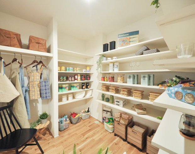 キッチン背後には、食料品や日用品をたっぷりストックできる大型のパントリーを設けました。買い物の回数を減らせるだけでなく、キッチン周りがごちゃつかず、いつでも整理整頓された美しい状態を保てます。
※写真はイメージ。