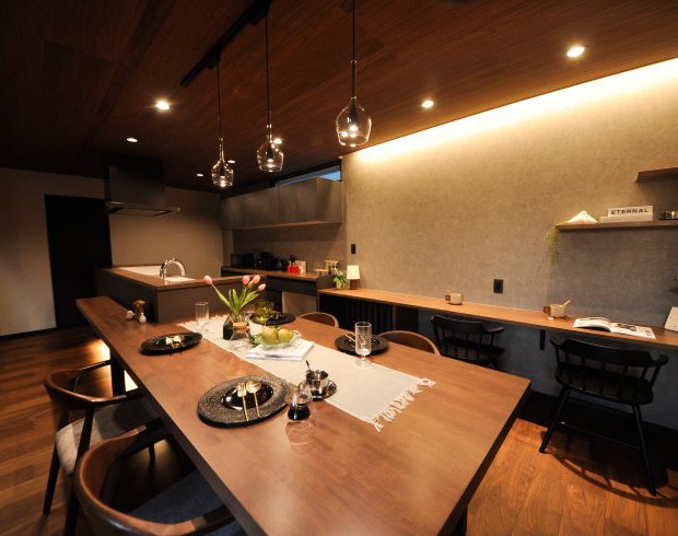 造作ダイニングやカウンター、天井の突板…。デザインを統一したダイニング。