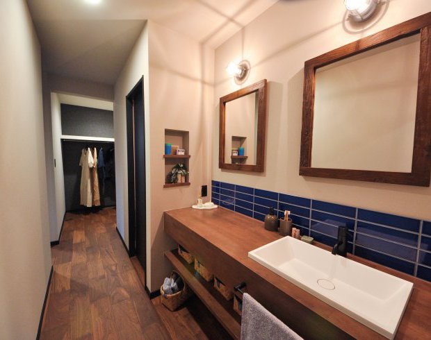 水まわり動線が秀逸。洗面は混雑しないように鏡を2つ設けています。