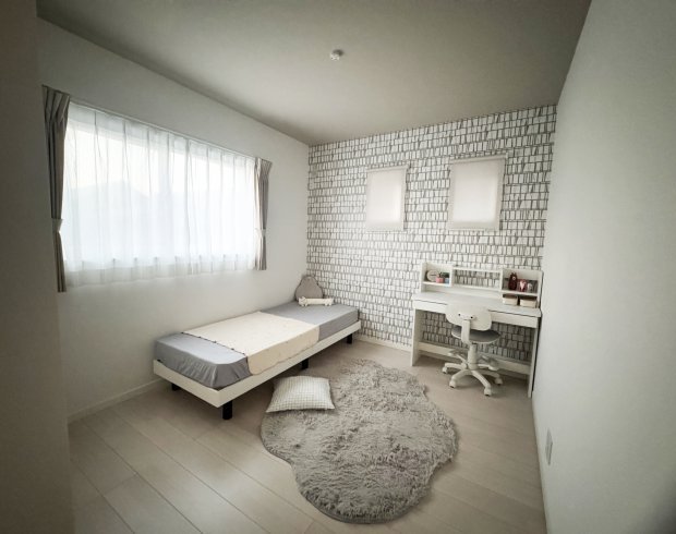 広々とした洋室が2階には3部屋。ホワイトカラーで統一しています。