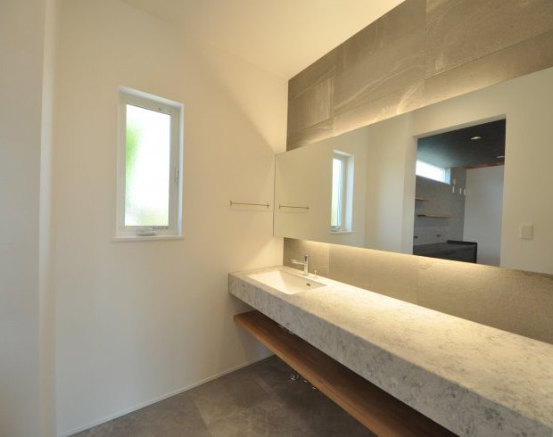 独立洗面は玄関入ってすぐに。高断熱の家だからできる仕様です。
※写真はイメージ。