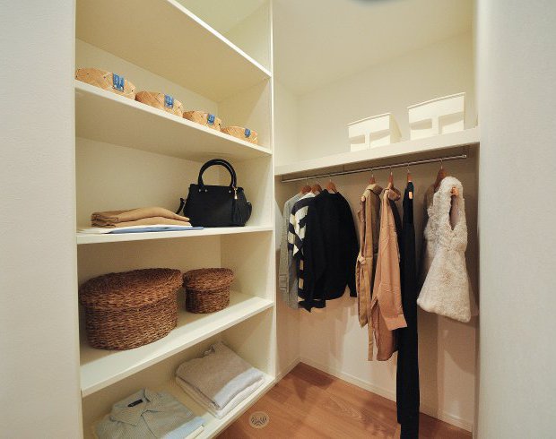 独立洗面の隣にはファミリークローゼットを。身支度もバッチリです。