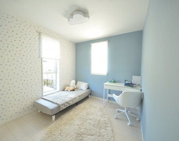 ホワイトを基調と子ども部屋。壁紙のカラーが彩りを添えます。