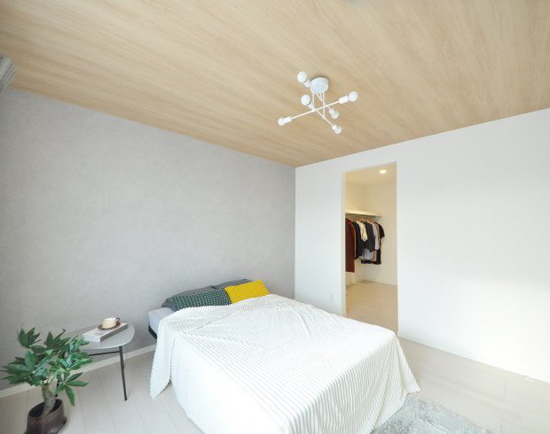 ウォークインクローゼットを備えた寝室。収納力抜群です。