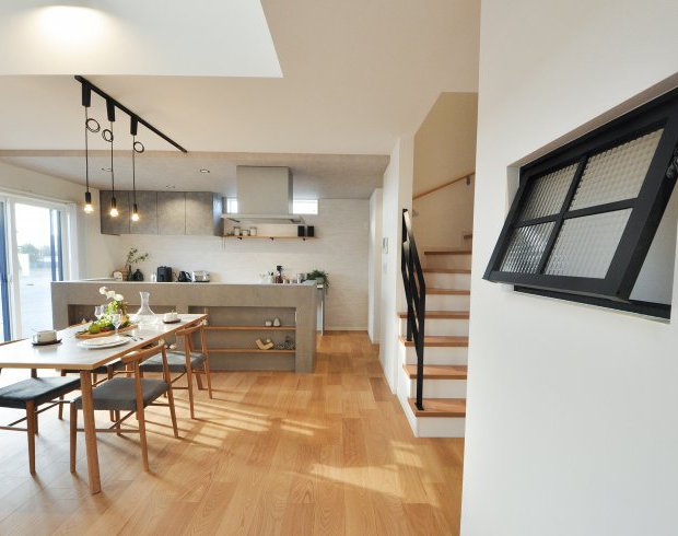 南向きのLDK。書斎を繋ぐデコ窓や階段のアイアン手摺がアクセントに。