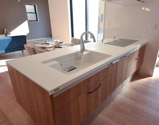 家族の顔が自然と見えるフラット対面プランの「オフェリア」キッチンは、開放感が魅力。段差のない広々としたカウンタートップは作業がしやすく、配膳もスムーズに行えます。木目調の扉が空間にやわらかな温もりを添え、LDK全体を美しく調和させます。大きな窓から光が差し込み、料理の時間がより心地よいひとときに。
※写真はイメージ。