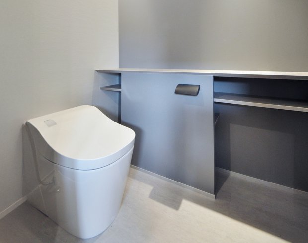 トイレはスタイリッシュなデザインの節水型タイプを採用し、空間全体をすっきりとまとめています。手洗いや収納を一体的に配置することで、日常的に使いやすい機能的なレイアウトに。落ち着いたトーンでまとめた空間は、毎日の“ちょっとした時間”を快適にしてくれます。
※写真はイメージ。