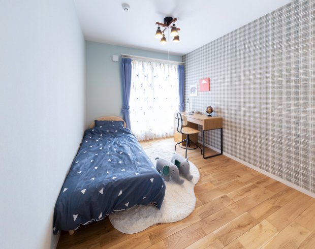 4.5帖のコンパクトルームは、落ち着いて過ごせるちょうど良い広さ。眠る時間も、読書や勉強の時間もリラックスして過ごせる設計です。空調効率が高く、季節を問わず快適で経済的。家族のライフスタイルに柔軟に寄り添う一室です。
※写真はイメージ。