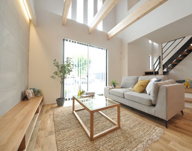 吹き抜けのあるリビングは、上部から光が差し込み、明るく開放感あふれるLDKを演出します。
※写真はイメージです