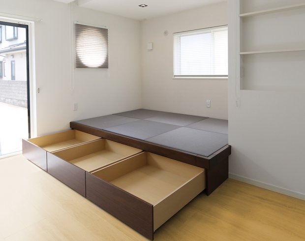 小上がり和室は、段差を活かした下部収納が大きな魅力。季節物や日用品をすっきりしまえるため、リビングまわりが自然と片付きます。家族のくつろぎスペースとしても使える、便利で多用途な空間です。
※写真はイメージです