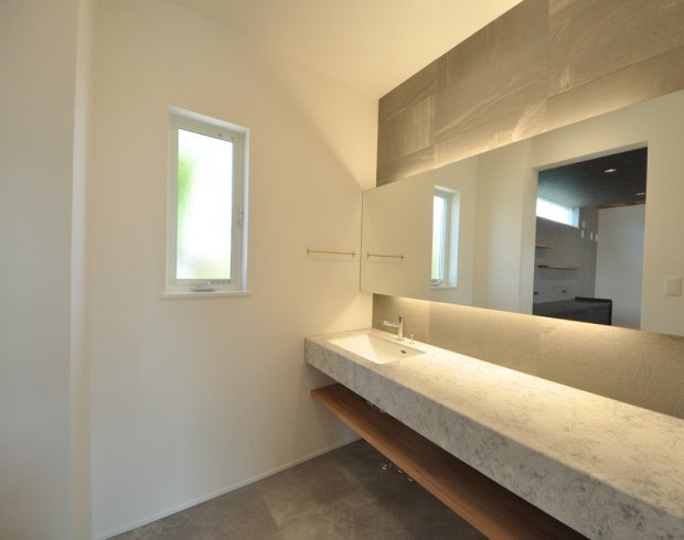 横幅の広い洗面台は、ゆとりのあるカウンターが魅力で、忙しい時間帯も快適に支度できます。
※写真はイメージです