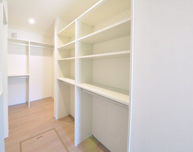 大容量のウォークインクローゼットは、棚やハンガースペースが充実しており、衣類や小物をすっきりと整理できます。
※写真はイメージです