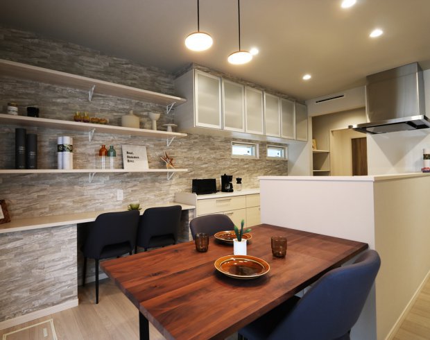 キッチン横にレイアウトした“サイドダイニング”は、回遊動線と相性のよい家事ラク空間です。
配膳や片付けがスムーズにできるだけでなく、家族との会話が自然と生まれる距離感も魅力。食事の場としてはもちろん、お子さまの宿題スペースやテレワークの作業コーナーとしても使いやすく、多用途に活躍します。
※写真はイメージ。