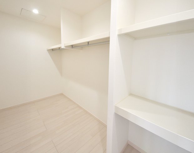 回遊動線の中で便利に使えるのが、このゆとりあるウォークインクローゼットです。
見通しのよい棚とハンガーパイプで整理しやすく、衣類や小物がすっきり収まります。家族それぞれの持ち物を一か所にまとめられるため、身支度の時間も短縮でき、毎日の暮らしがよりスムーズになります。
※写真はイメージ。
