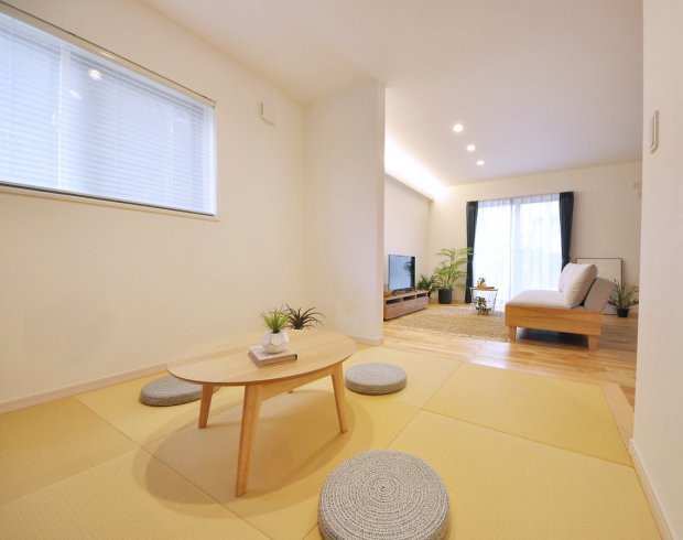 LDKとゆるやかにつながる和室は、家族が思い思いにくつろげる心地よいスペース。
リビングの一角をやさしく広げ、お昼寝や子どもの遊び場、来客時の休憩スペースとしても重宝します。将来的には寝室としても使えるため、暮らしの変化に柔軟に対応できるのも魅力です。
※写真はイメージ。