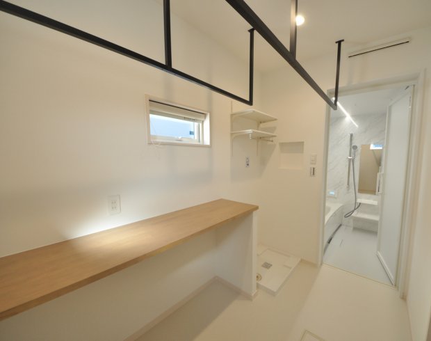 浴室につながるランドリールームも、回遊動線ならではの家事ラクポイント。
「洗う・干す・畳む」が一部屋で完結できるため、移動の負担が少なく効率的に作業が進みます。カウンターは畳み物やアイロン掛けに便利で、忙しい日々の家事をしっかりサポートしてくれます。
※写真はイメージ。