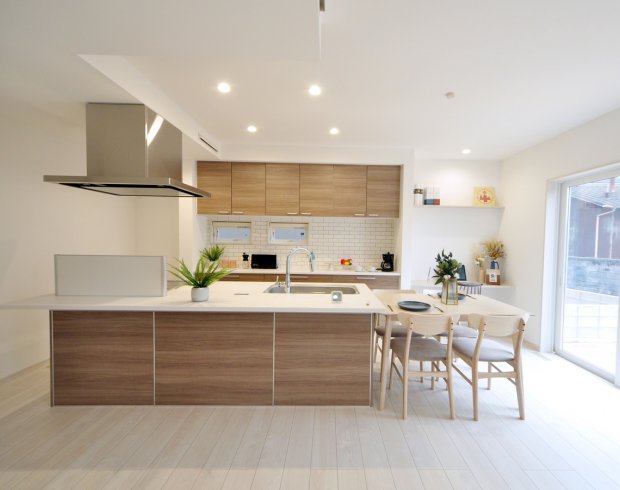 アイランドキッチンは、ぐるっと回り込める動線で家事がスムーズ。
キッチン横にはサイドダイニングを配置するスペースも確保しており、家族の食事やおやつタイムをゆったり楽しめます。
※写真はイメージ。