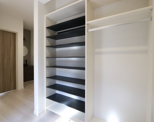 奥行き・幅にゆとりを持たせたクローゼットは、衣類だけでなくバッグや季節家電、日用品までしっかり収納できる余裕のサイズ。
動線上に使い勝手よく配置しているため、片付けがサッとできて空間もすっきり保てます。
※写真はイメージ。