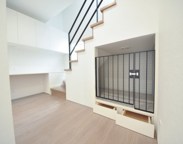 階段下のデッドスペースは、“ヌック”として有効活用。
ペットのための専用スペースとしてはもちろん、収納や子どもの小さな遊び場としても使える、多目的な小空間です。
※写真はイメージ。