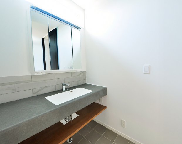 2人並んで使えるワイドな洗面台は、朝の支度ラッシュでもストレスフリー。
カウンター下収納やミラー裏収納を備え、生活感を隠しながら使いやすさを追求しています。
※写真はイメージ。