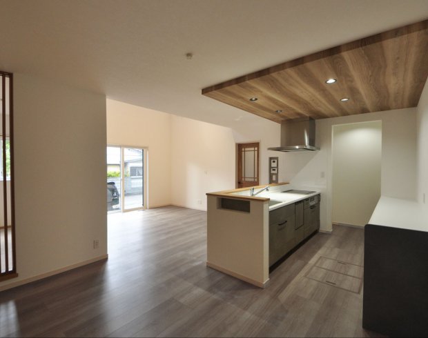 約22帖のLDKは、家族が自然と集まり、ゆったりと過ごせる広さ。
対面キッチンからリビング・ダイニングまで見渡せるため、日常の会話や団らんが生まれやすい空間です。
平屋ならではのワンフロア設計が、この開放感と使いやすさを支えています。
※写真はイメージです。