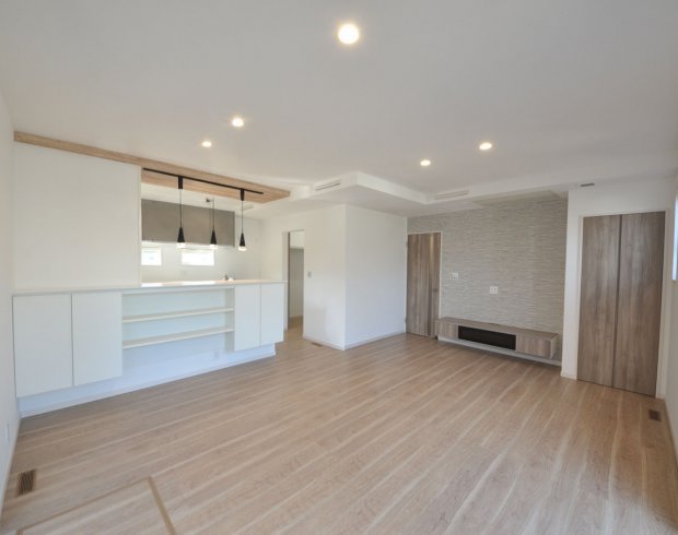 LDKとほどよい距離を保ちながら設けた、趣味や集まりに使える一室。
生活空間と切り分けつつも、移動のしやすい平屋の間取りだからこそ、日常の中で無理なく使えます。
暮らし方に合わせて、自由に役割を変えられる“余白”のある空間です。
※写真はイメージです。