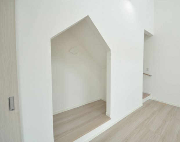 LDKの一角に設けた小下がりヌックは、くつろぎの時間を楽しめる場所。
床に近い視線で過ごせるため、読書やひと休みなど、思い思いの時間を過ごせます。
平屋の空間に変化をもたらし、日常に心地よいリズムを生み出します。
※写真はイメージです。