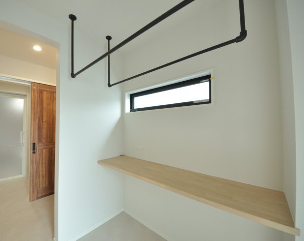 洗面所を独立させることで、脱衣室とランドリールームをゆとりある空間として確保しています。
洗濯機置き場と室内干し用の物干しバーを備え、洗う・干すといった作業を落ち着いて行えるのが特徴です。
身支度と洗濯の動線を分けることで、日々の使いやすさに配慮した水まわり計画となっています。
※写真はイメージです。