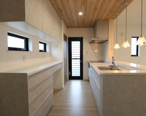 対面式のキッチンに、背面収納と作業カウンターを組み合わせたレイアウトです。
調理・配膳・片付けまでの動線が短く、作業がしやすい配置となっています。
※写真はイメージ