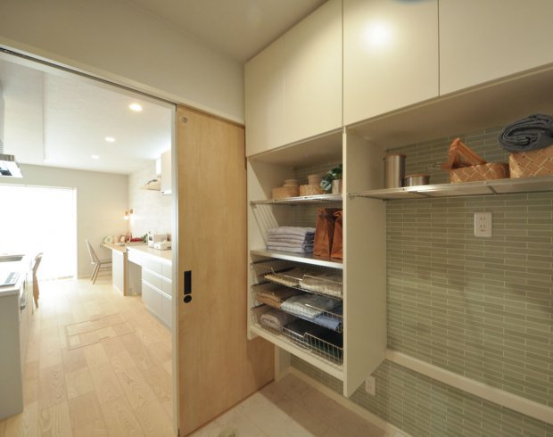 キッチンから脱衣室までが一直線につながり、移動距離を抑えた家事動線です。
洗濯や片付けの際も行き来しやすく、毎日の家事がスムーズに進む配置となっています。
※写真はイメージ