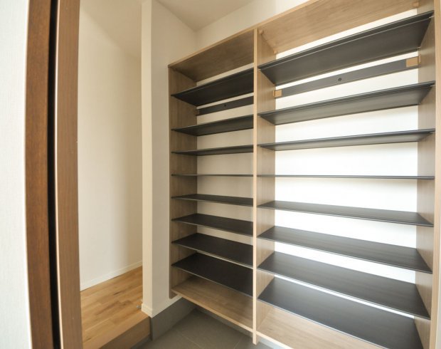 玄関横に、土間続きで使えるシューズインクローゼットを設けています。
可動棚付きで靴の高さに合わせて調整でき、家族分の靴をまとめて収納しやすい設計です。
※写真はイメージ