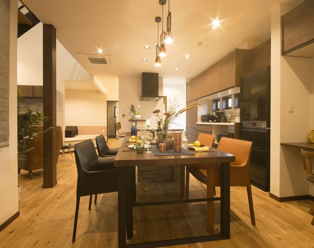 暖色系の照明が印象的なLDK。