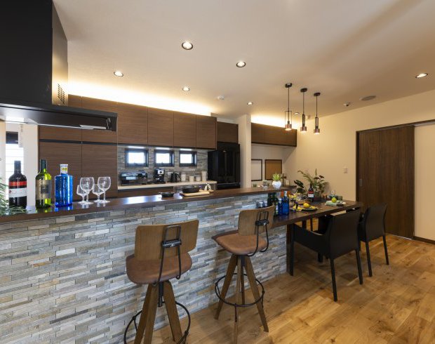 バーカウンターのあるお洒落なダイニングキッチン。