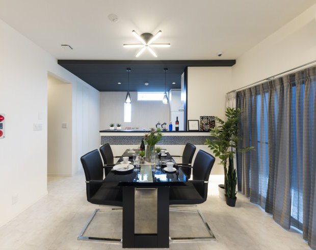 ホワイトカラーを基調とした内装が清潔感を演出するアーバンなライフスタイルのあるLDK。