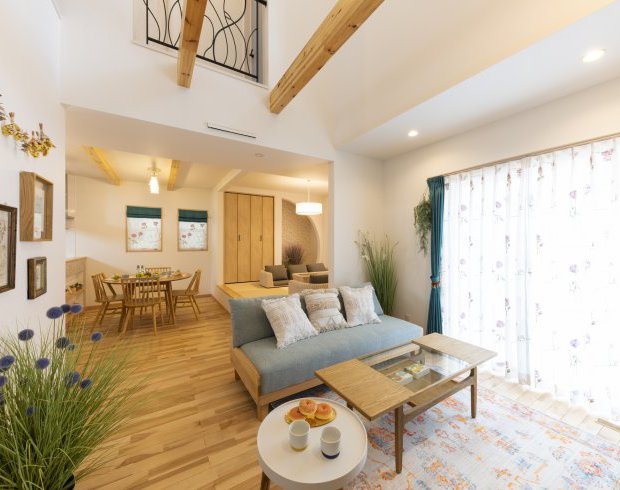 ポップで明るいインテリアが特徴的なLDK。