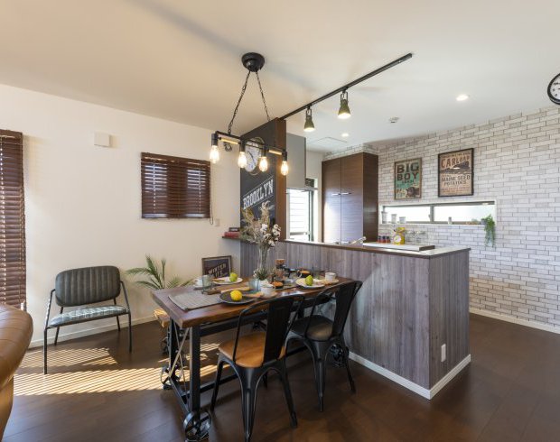 濃色のフローリングやインテリアが特徴的なLDK。