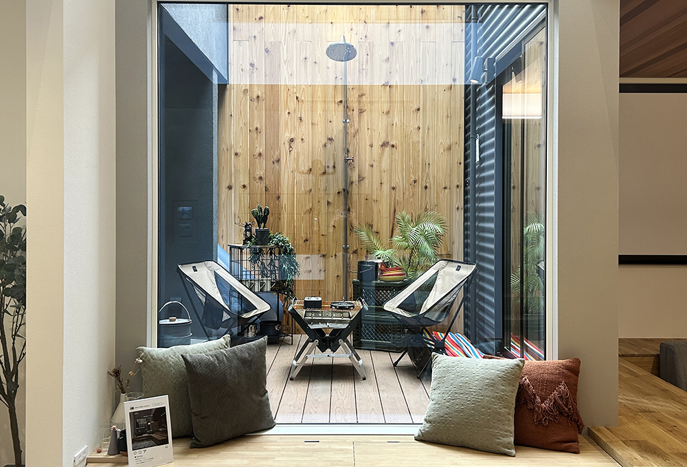 外に開かず、内にひらく。安心を育む中庭。