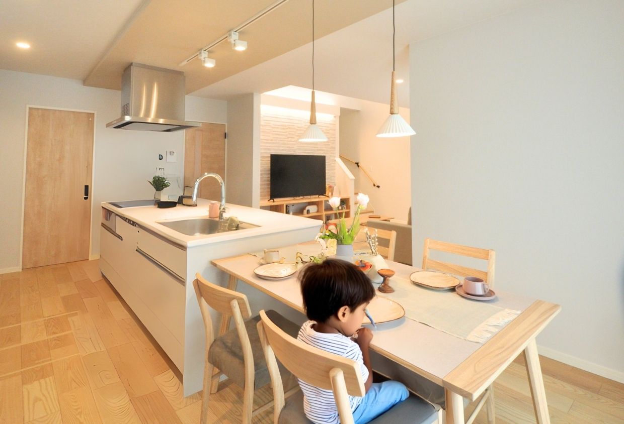 キッチン横ダイニングで、学びを見守る