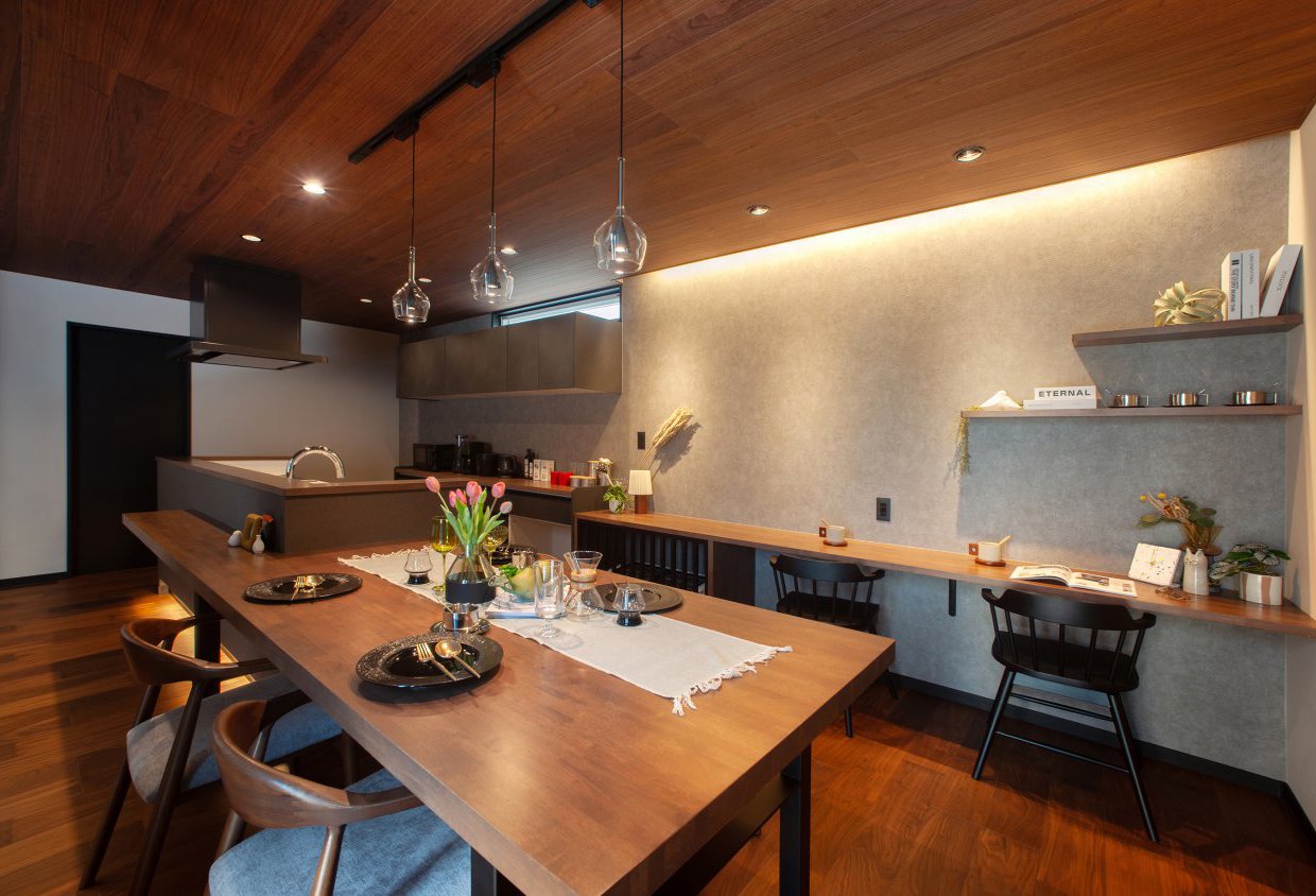 キッチン横ダイニングで、学びを見守る