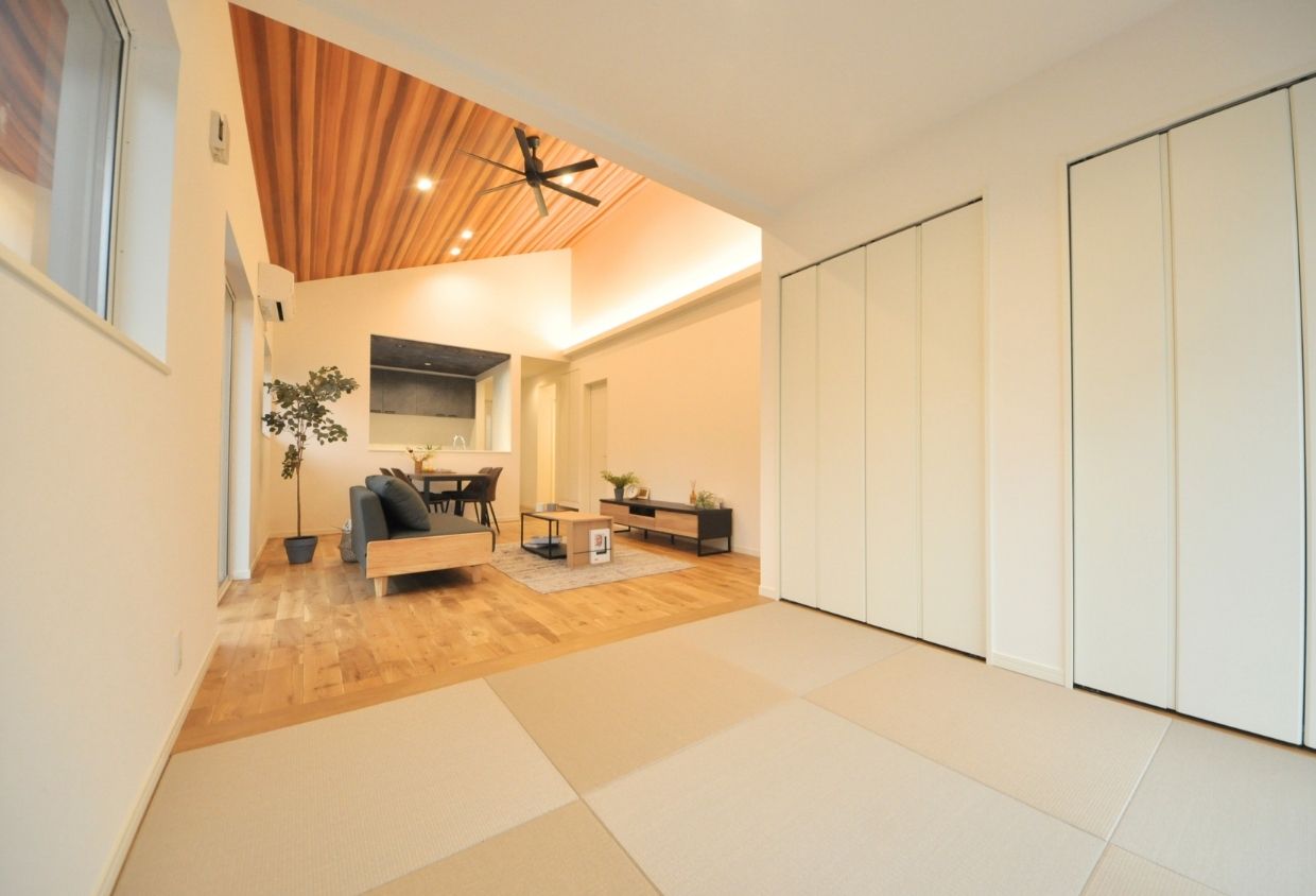 リビング直結の畳スペースは、遊びとくつろぎの場