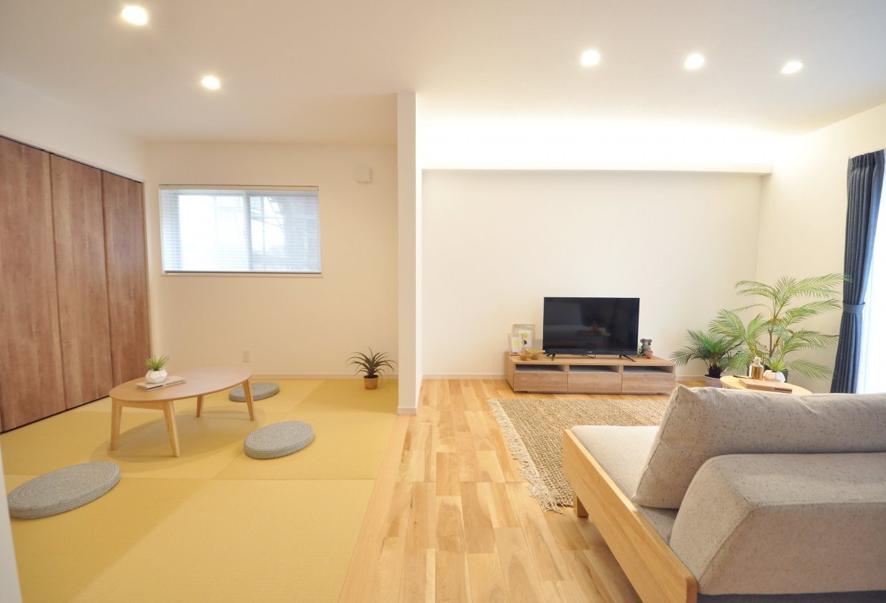 リビング直結の畳スペースは、遊びとくつろぎの場