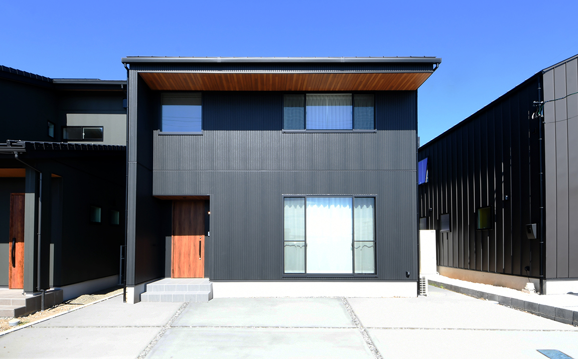 木の温もりと光あふれる空間に、収納と家事動線を両立した住まい：清水区T様邸