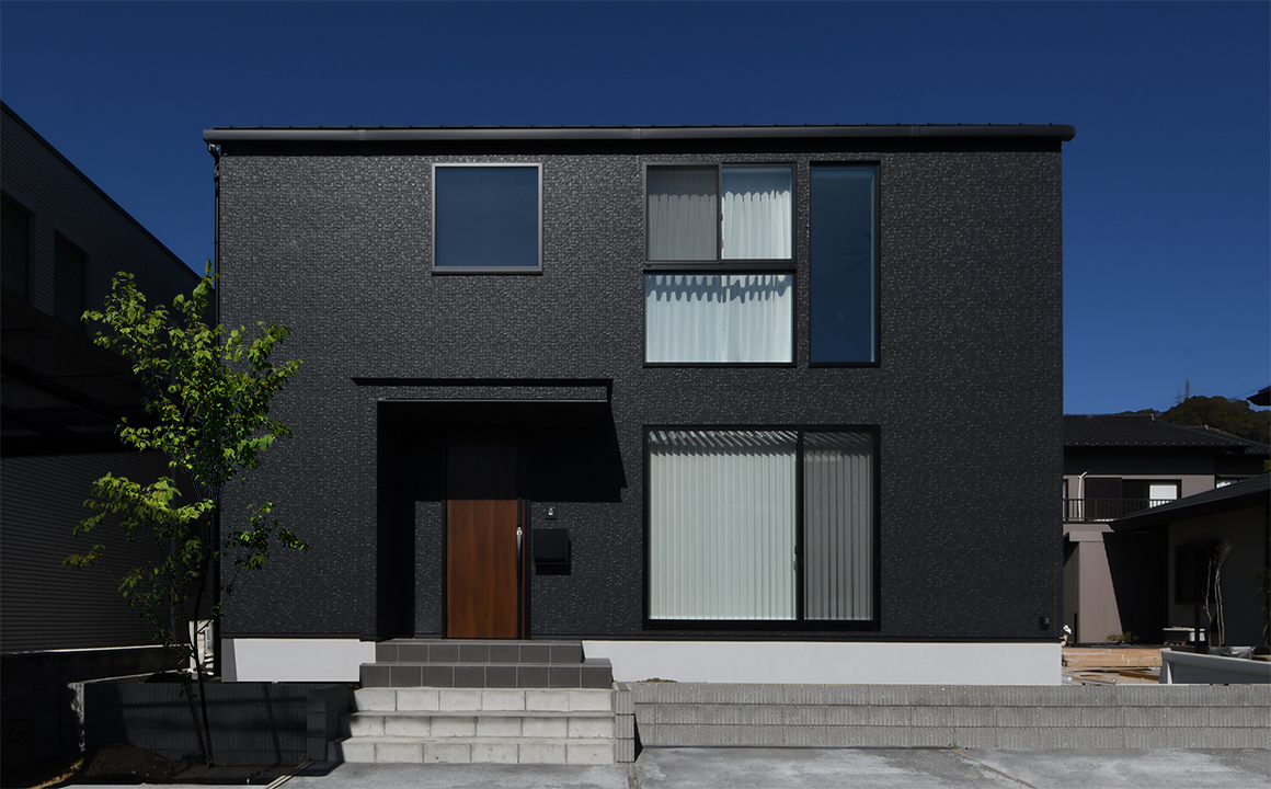 ハイドアと心地いい光がつくる、美しさと機能が調和した住まい：葵区N様邸