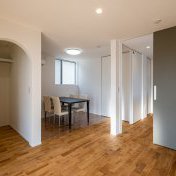 採光と通風が心地よい主寝室