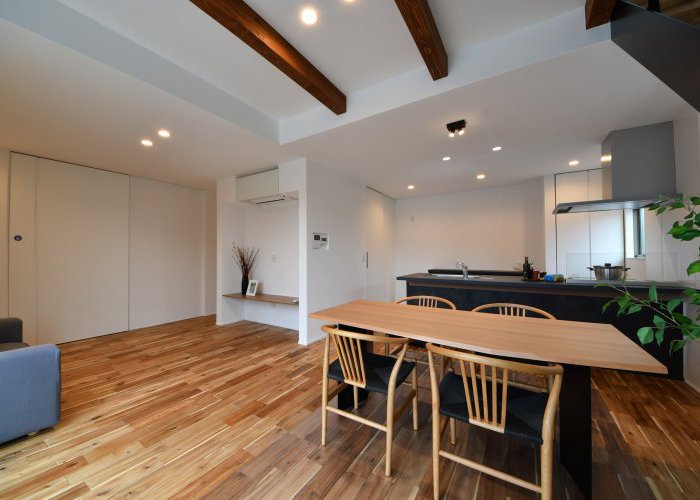 見せ梁のある心地良いダイニング