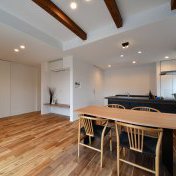 見せ梁のある心地良いダイニング