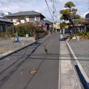 静かな住環境を保つ前面道路