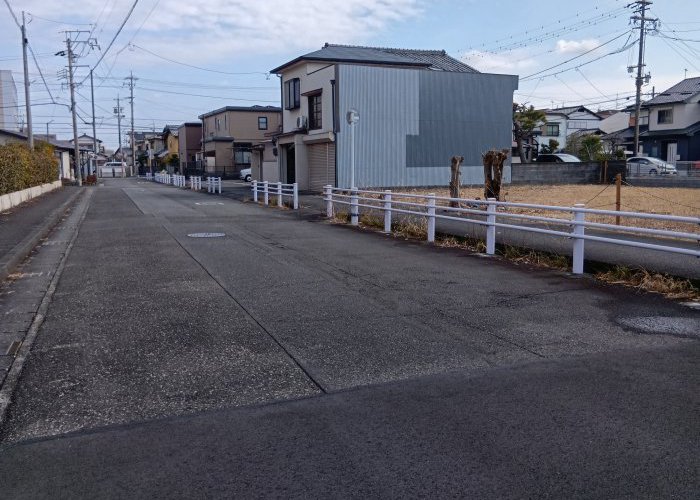 ゆとりある前面道路。車の出し入れがスムーズ。