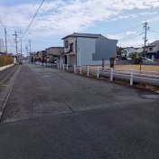 ゆとりある前面道路。車の出し入れがスムーズ。