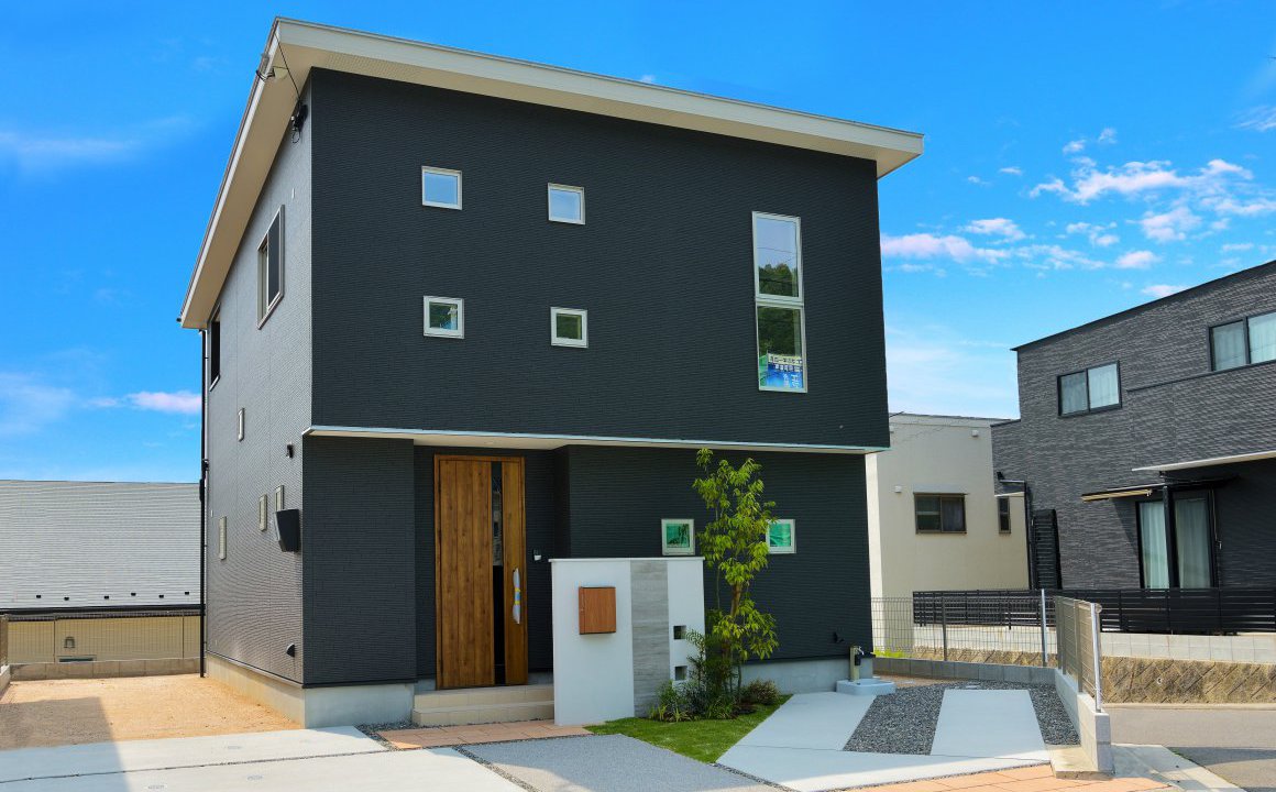 高台に建つ家族のための家